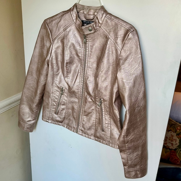 Women's Baccini Petite Medium Metallic Rose Gold Faux Leather Moto Jacket - Picture 2 of 6